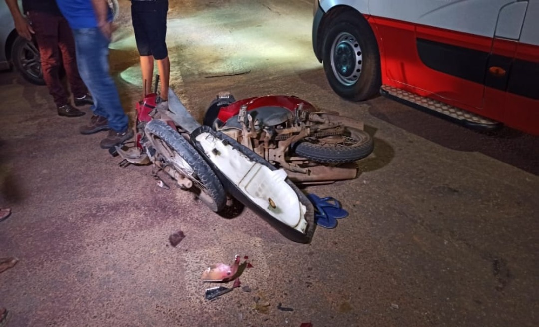 Motociclista fica gravemente ferido após motorista fazer conversão na Vila Betel